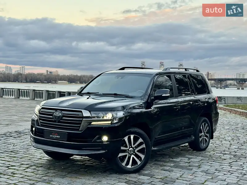 2018 toyota land cruiser 200