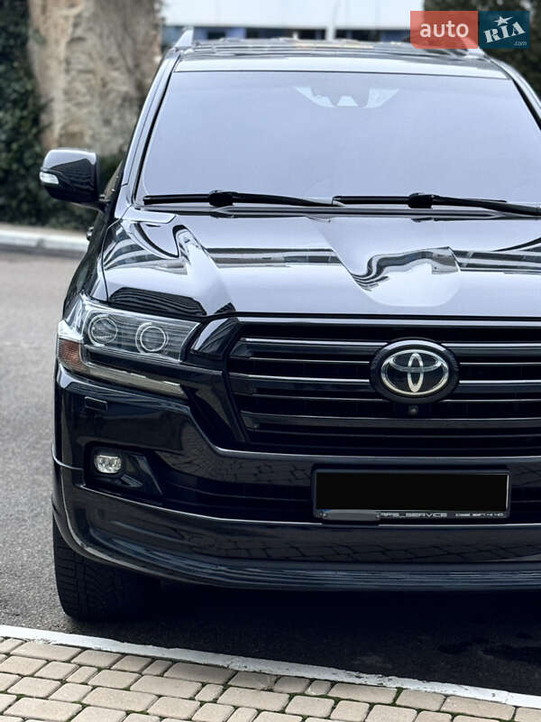2018 toyota land cruiser 200