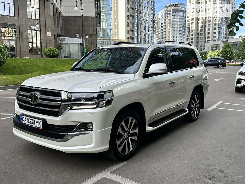 2019 toyota land cruiser 200