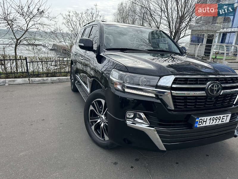 2019 toyota land cruiser 200