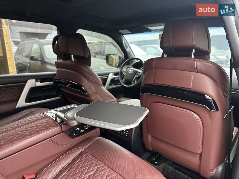 2017 toyota land cruiser 200
