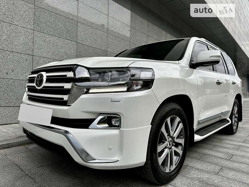 2017 toyota land cruiser 200