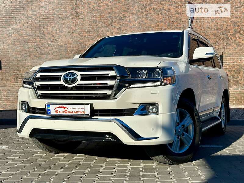 2017 toyota land cruiser 200