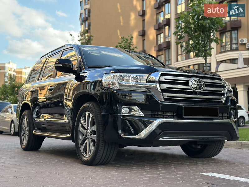 2017 toyota land-cruiser-200