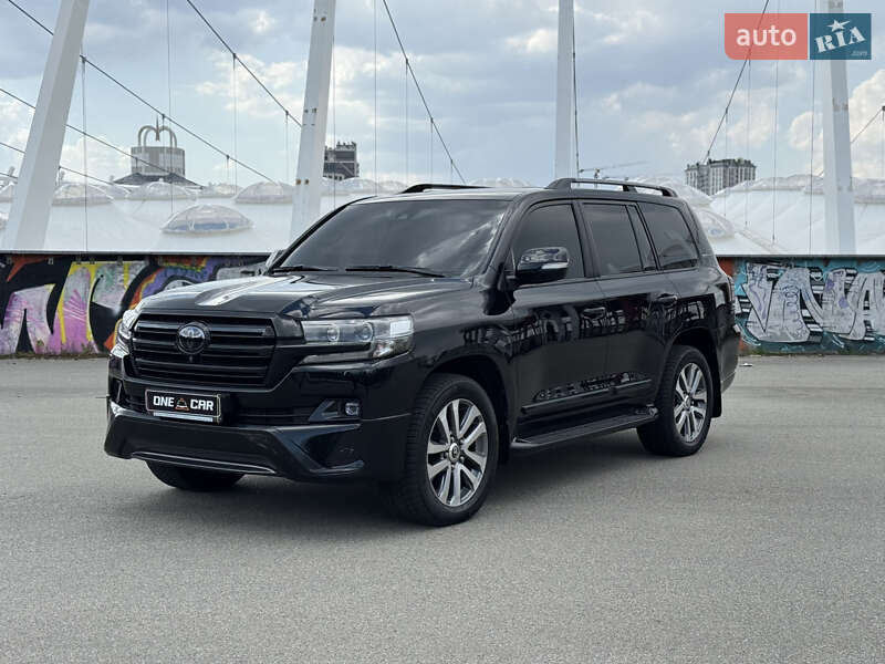 2017 toyota land cruiser 200