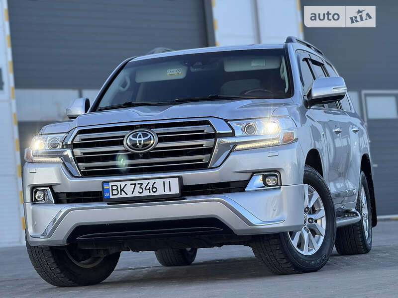 2017 toyota land cruiser 200