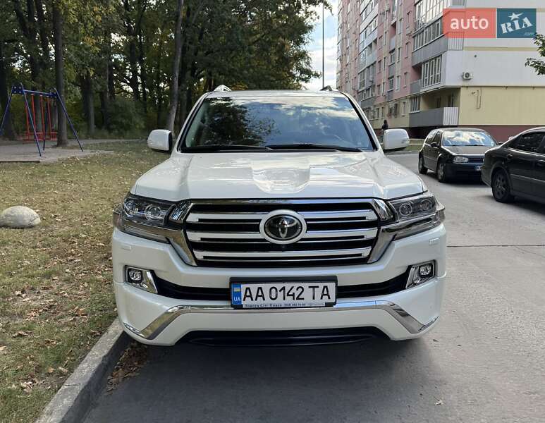 2017 toyota land cruiser 200