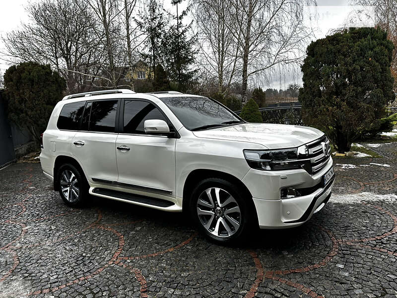 2017 toyota land cruiser 200