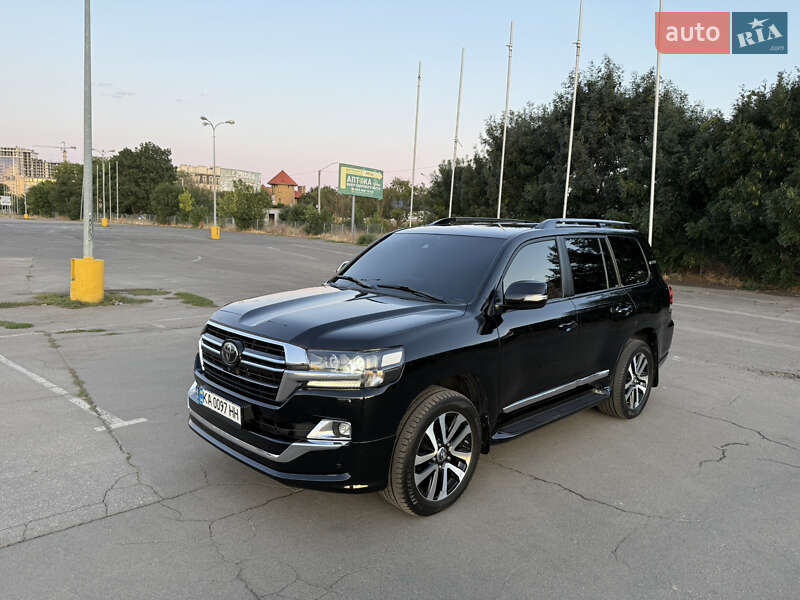 2017 toyota land cruiser 200