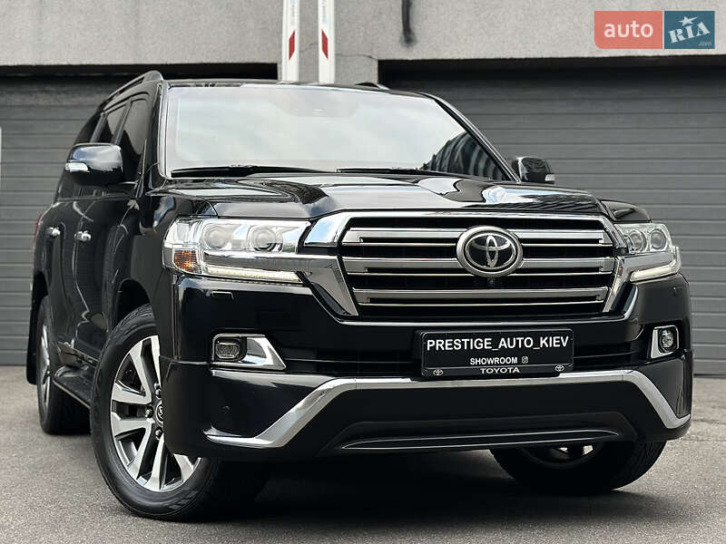 2017 toyota land cruiser 200