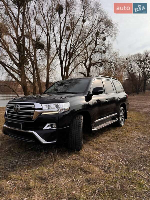 2018 toyota land cruiser 200