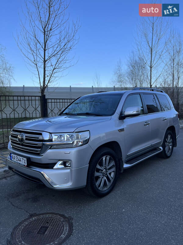 2018 toyota land cruiser 200
