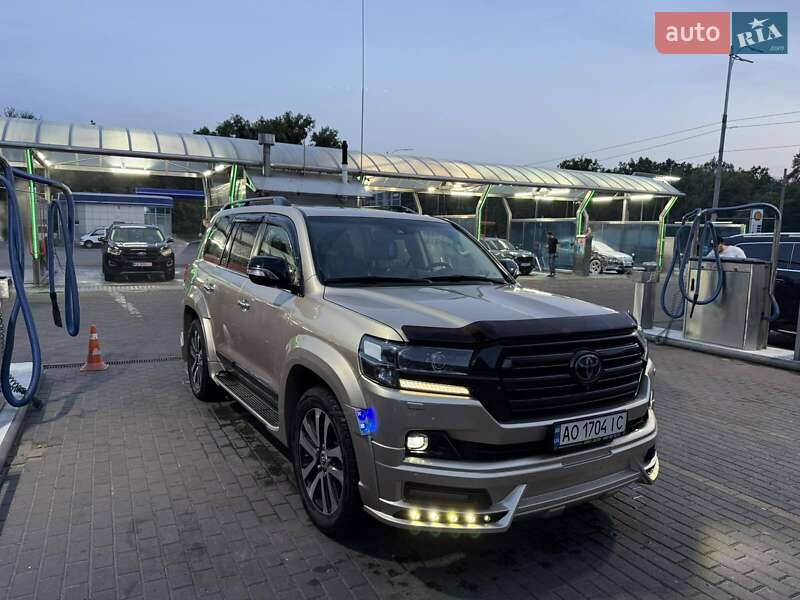 2018 toyota land cruiser 200
