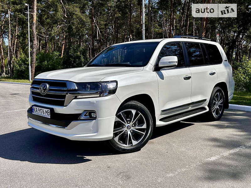 2019 toyota land cruiser 200