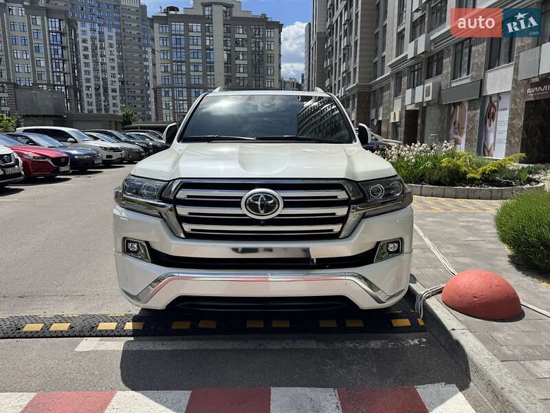 2017 toyota land cruiser 200
