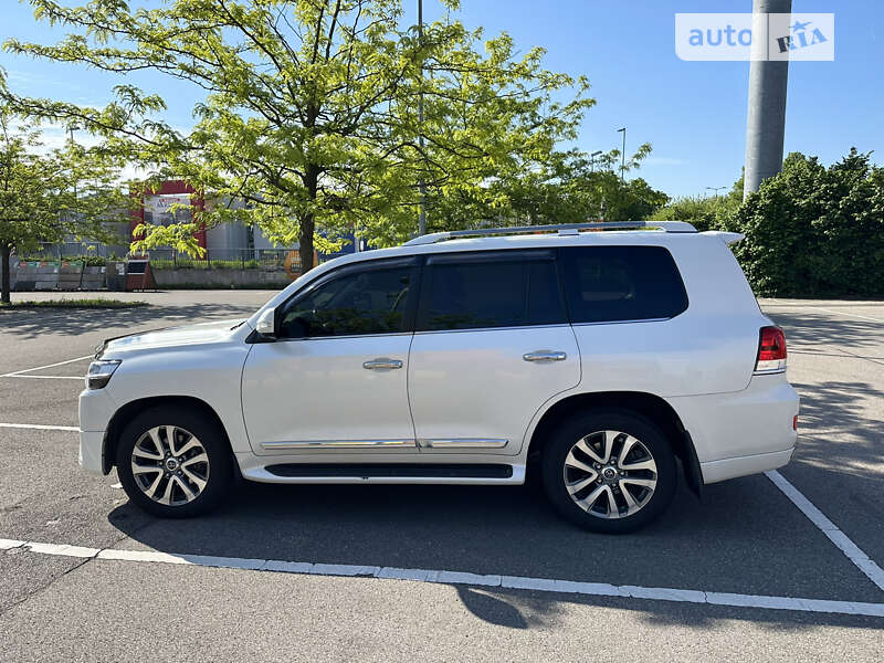2017 toyota land cruiser 200