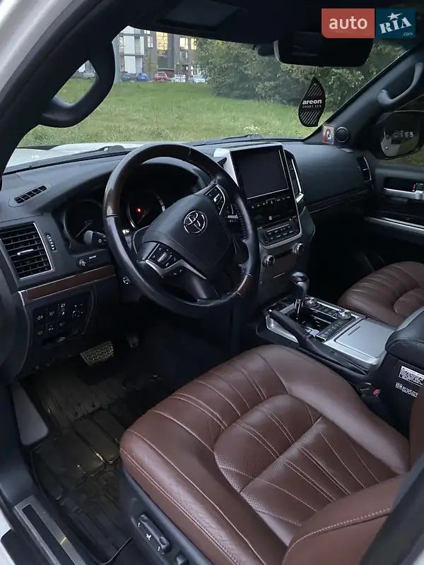 2019 toyota land-cruiser-200