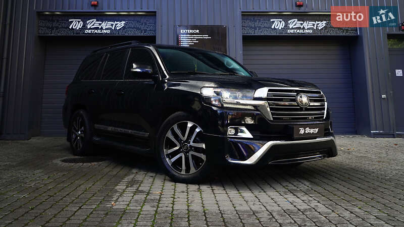 2017 toyota land cruiser 200