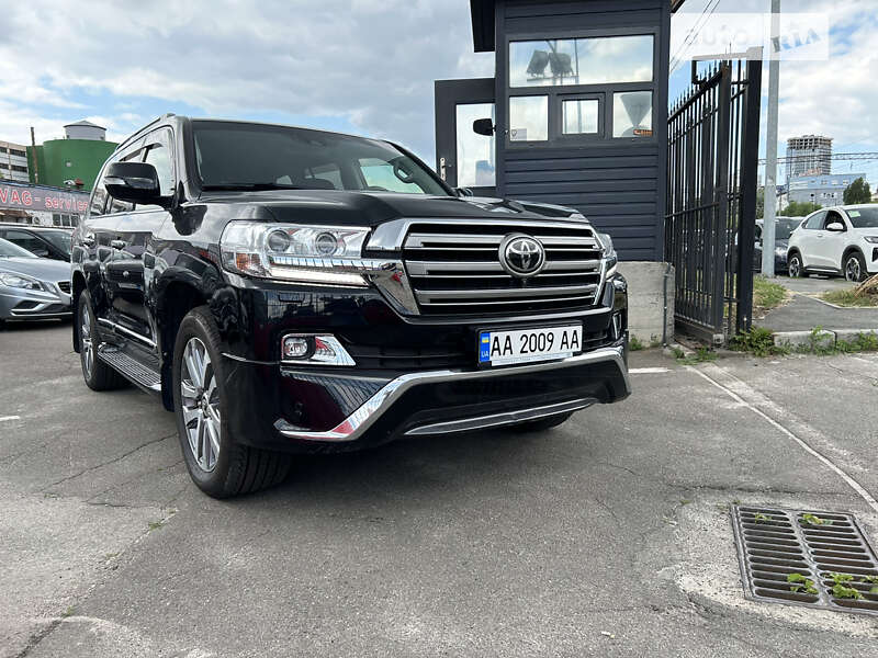 2017 toyota land cruiser 200