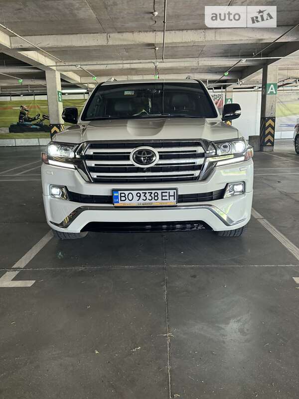 2017 toyota land cruiser 200