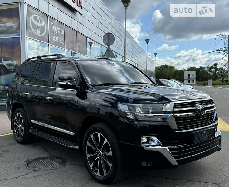 2017 toyota land cruiser 200