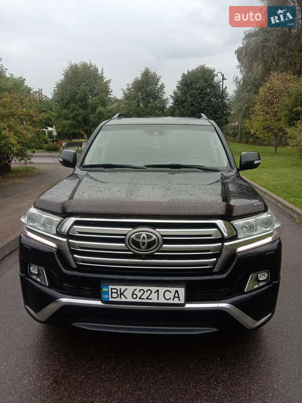 2017 toyota land cruiser 200
