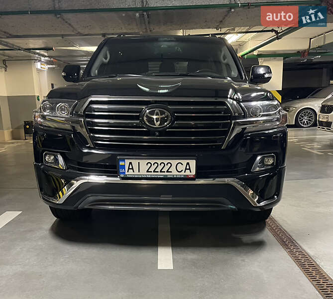 2017 toyota land cruiser 200