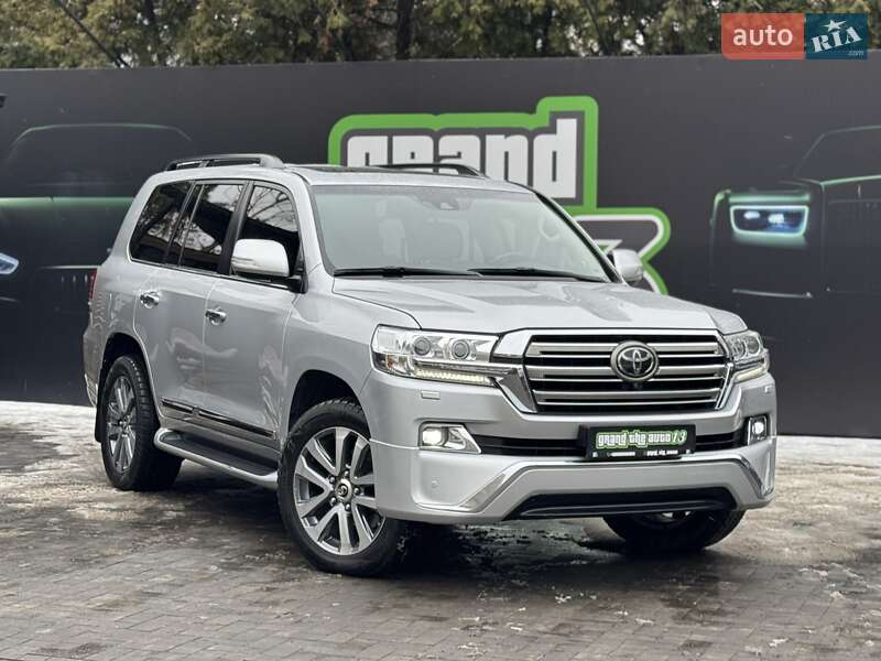 2017 toyota land cruiser 200