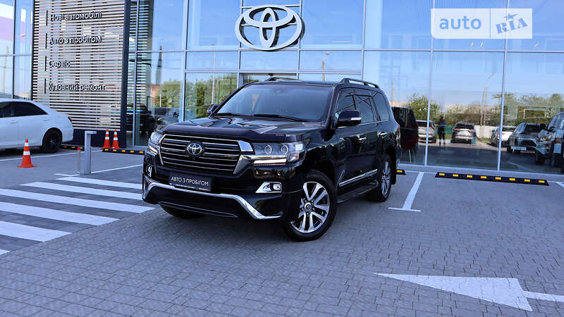 2017 toyota land cruiser 200
