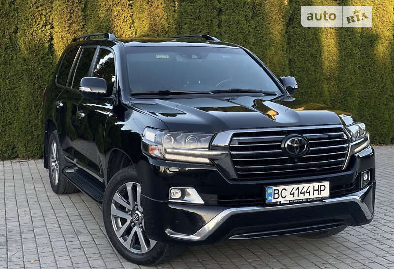 2017 toyota land cruiser 200