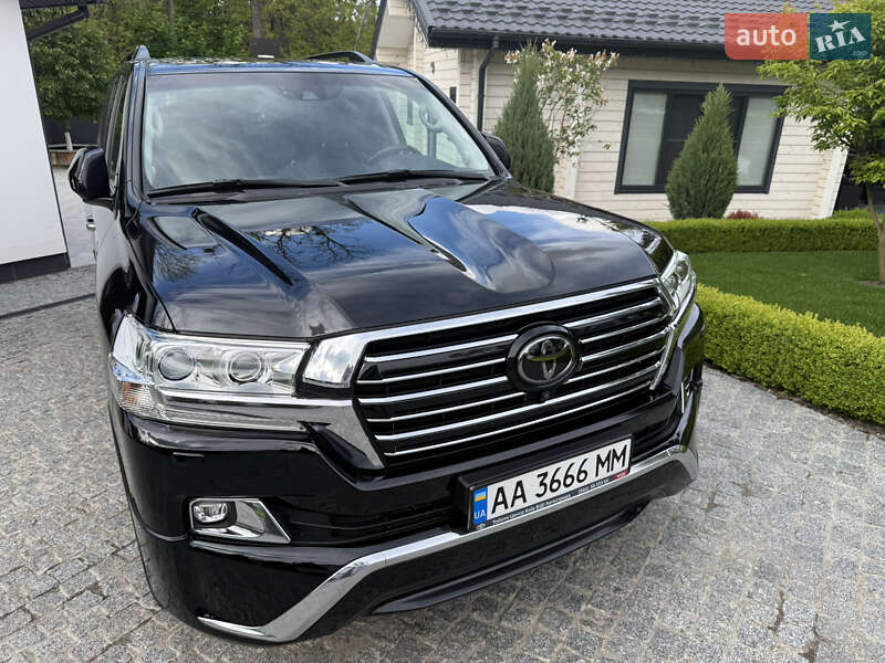 2018 toyota land cruiser 200