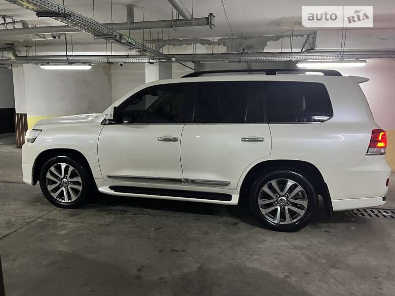 2019 toyota land cruiser 200