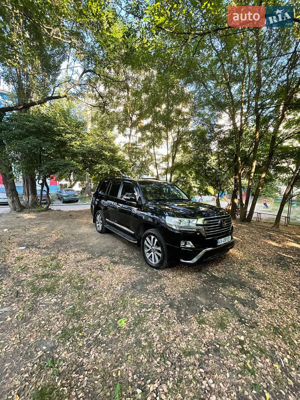 2016 toyota land cruiser 200