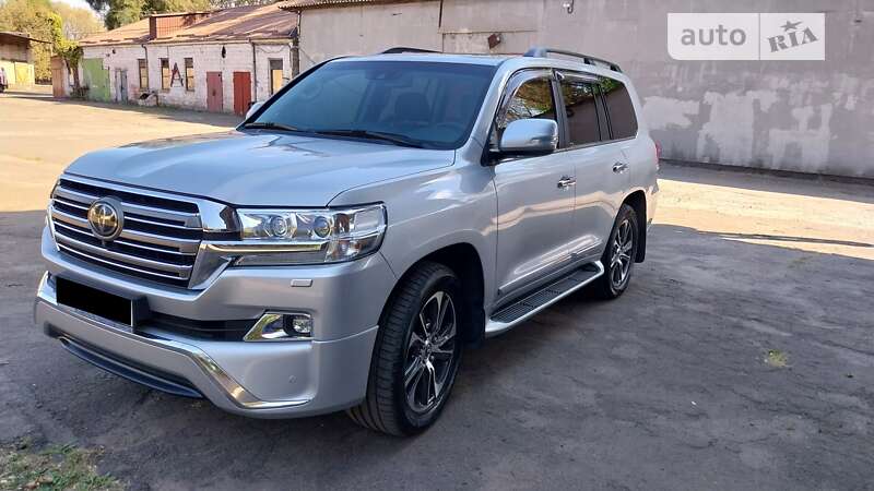 2017 toyota land cruiser 200