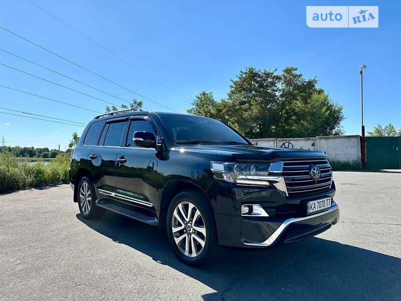 2017 toyota land cruiser 200