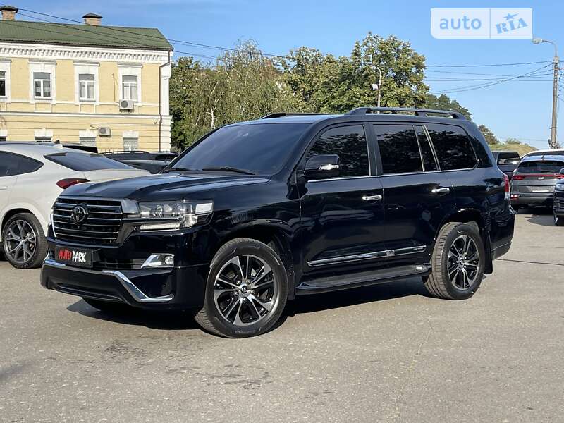 2017 toyota land cruiser 200