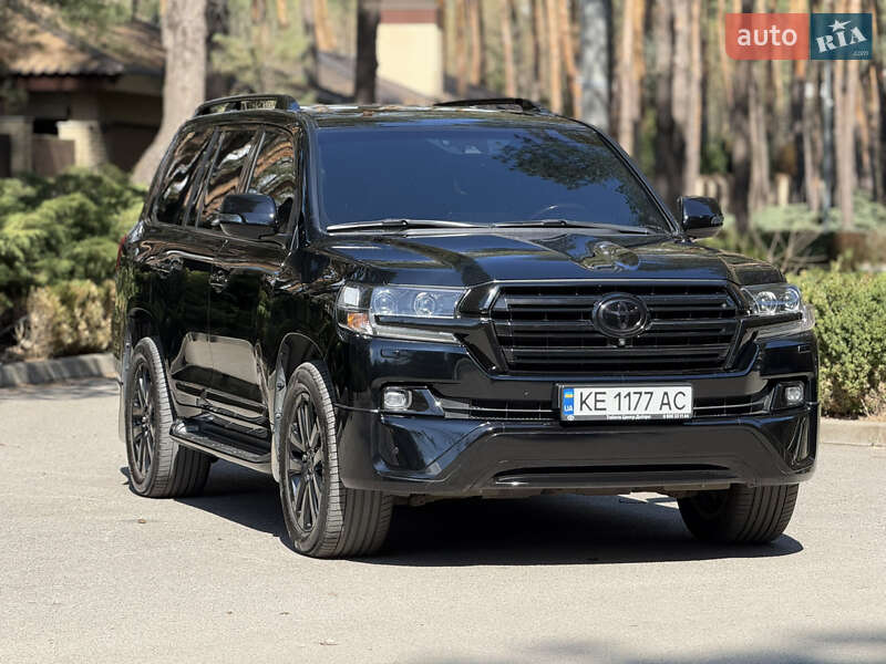 2017 toyota land cruiser 200