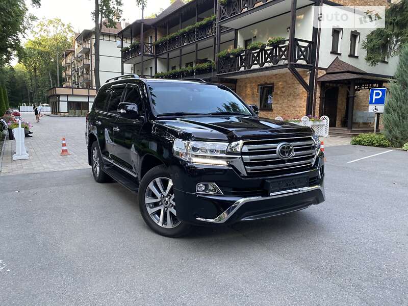 2017 toyota land cruiser 200