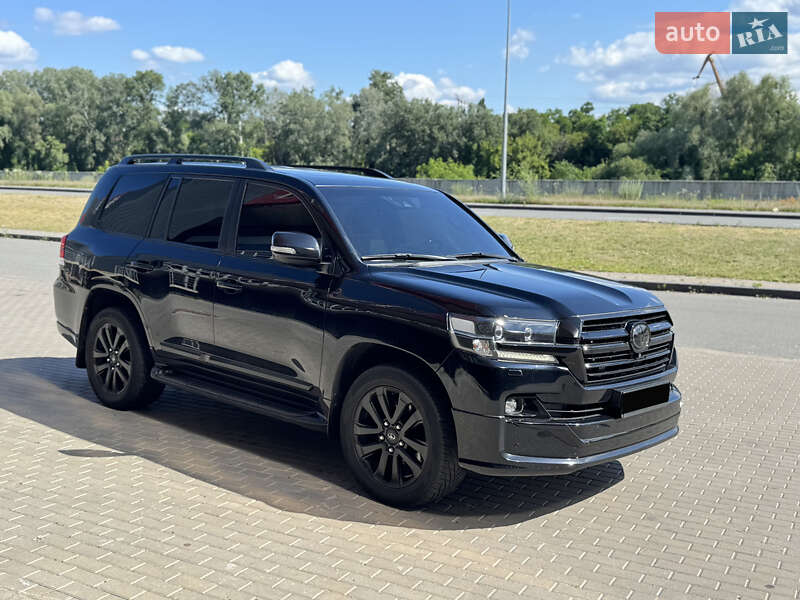 2018 toyota land cruiser 200
