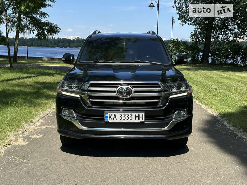 2019 toyota land cruiser 200