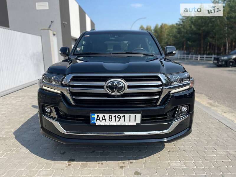 2019 toyota land cruiser 200