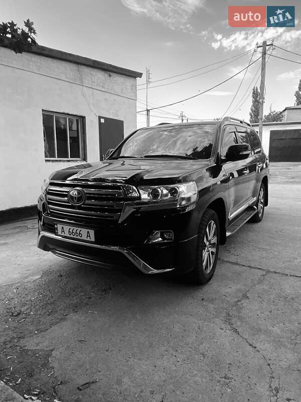 2016 toyota land cruiser 200