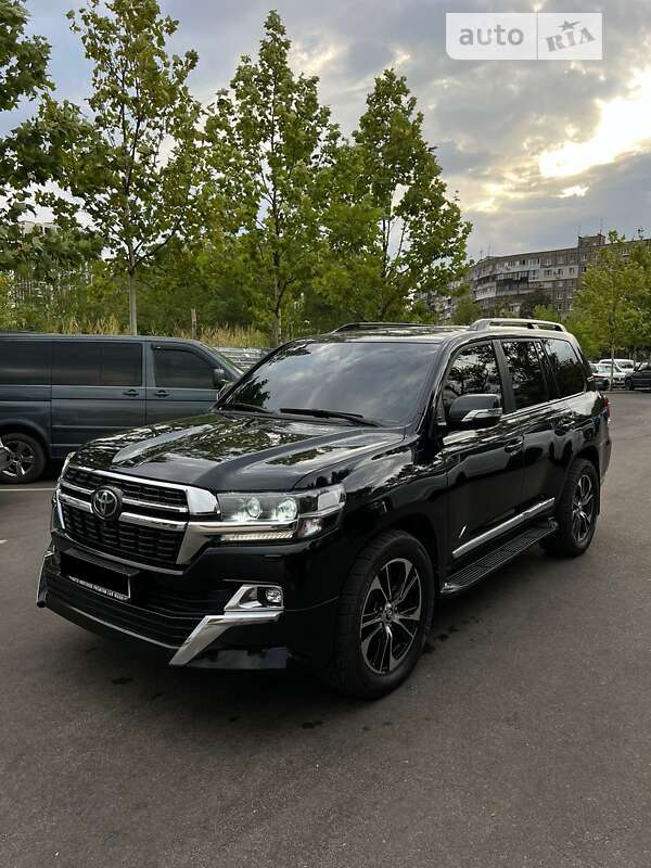2017 toyota land cruiser 200