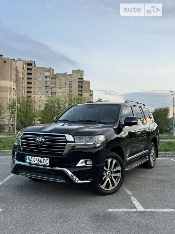 2017 toyota land cruiser 200