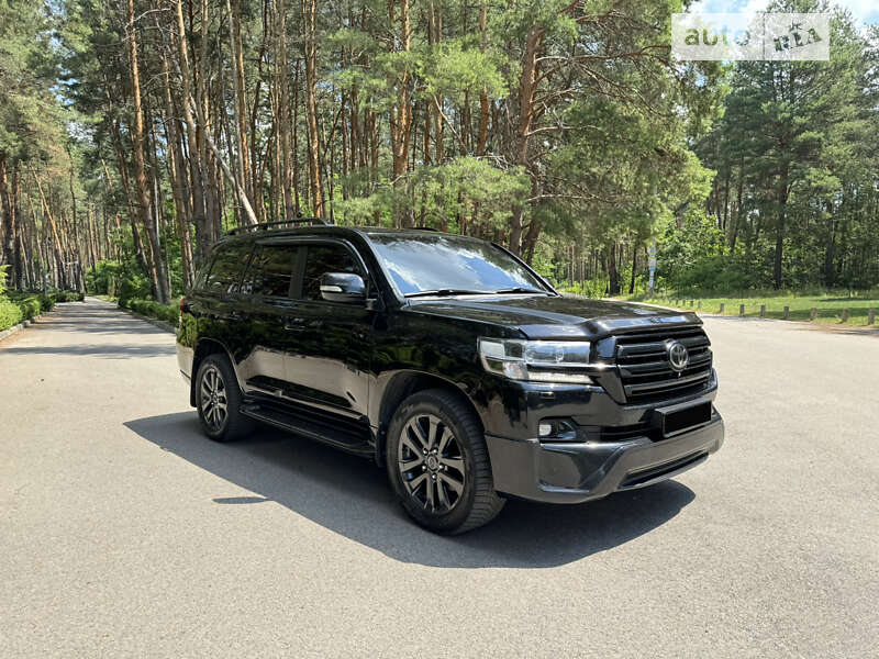 2017 toyota land cruiser 200