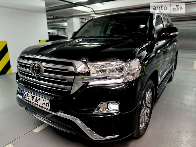 2018 toyota land cruiser 200