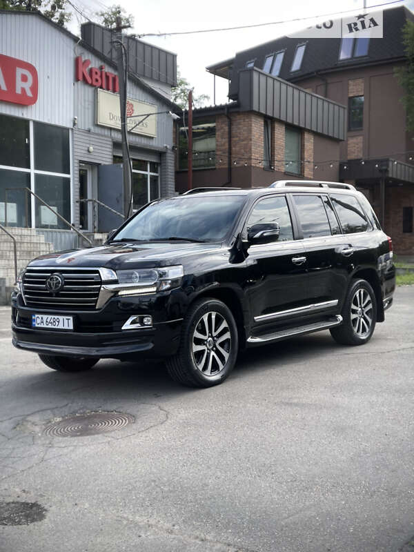 2018 toyota land cruiser 200
