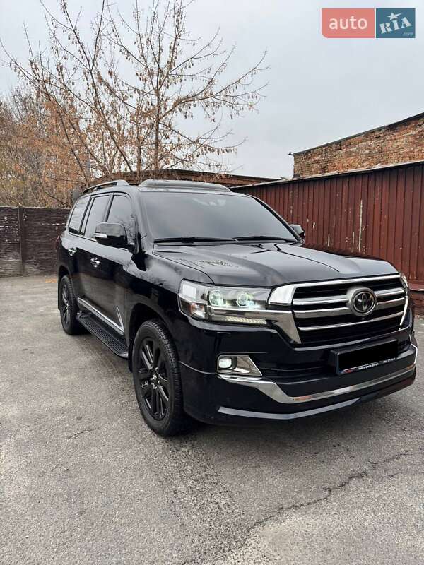 2019 toyota land cruiser 200