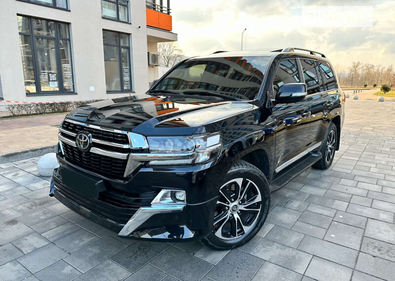 2017 toyota land cruiser 200