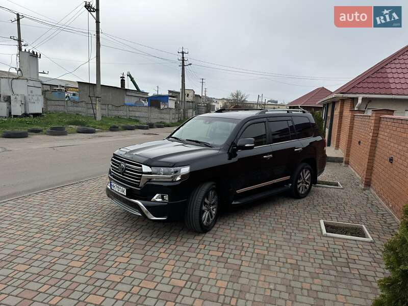 2017 toyota land cruiser 200